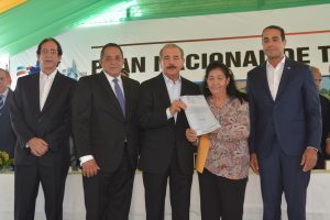 Presidente entrega 300 títulos y deja operando el 911 en su provincia natal