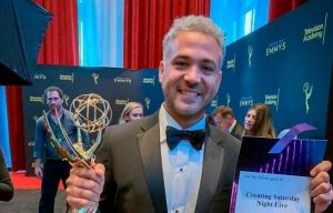 Dominicano gana Emmy por la serie “Creando Saturday Night Live”