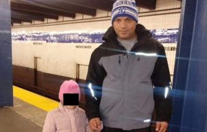 Era dominicano hombre saltó vía del tren con una niñita de cinco años Era dominicano hombre saltó vía del tren con una niñita de cinco años