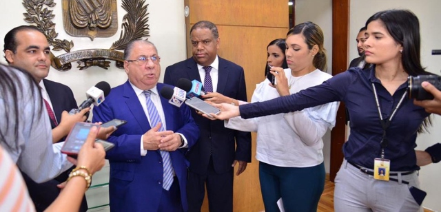 El PLD presenta ante la JCE renuncia de seis precandidatos presidenciales imagen
