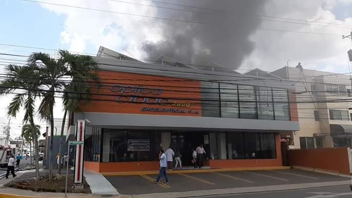 Fuego afectó plaza comercial Los Jardines Metropolitanos de Santiago imagen