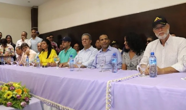 Fernández recibe apoyo de choferes Santiago; asegura ganará en el PLD imagen
