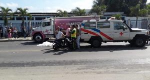 Mujer muere aplastada por camión