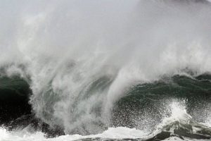 Piden embarcaciones permanecer en puerto por «oleaje peligroso»