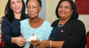 Conape y Senasa entregan seguros médicos a decenas de adultos mayores