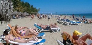 El Gobierno amplía por un mes más el seguro gratis de salud para los turistas