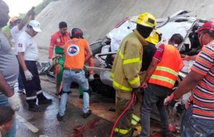 Muere un hombre y una mujer al deslizarse camioneta en Bayahíbe