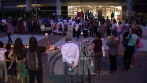 Encienden velas frente Procuraduría en protesta por los feminicidios