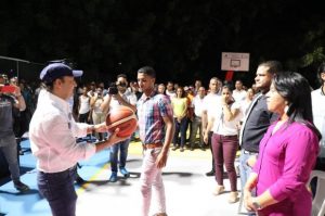 Abel Martínez entrega cancha en barrio San José La Mina