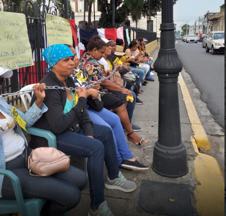 Moradores se encadenan en reclamo de empleos en nuevo Liceo imagen