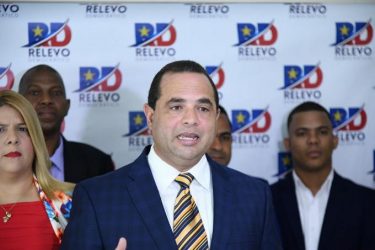 Crespo renuncia del PLD y llama “traidor” y “mercader” a Medina Crespo renuncia del PLD y llama “traidor” y “mercader” a Medina