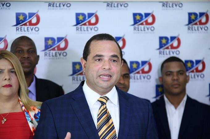 Crespo renuncia del PLD y llama «traidor» y «mercader» a Medina imagen