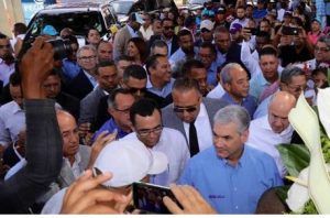 Gonzalo depositó ofrenda floral ante la tumba de Juan Bosch en La Vega