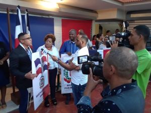 Coalición de pastores de SD Este marcha  por símbolos patrios