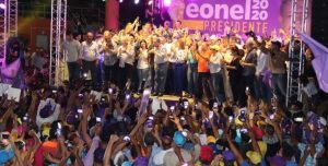 Leonel moviliza a miles en cierre de campaña; dice ya ganó las primarias