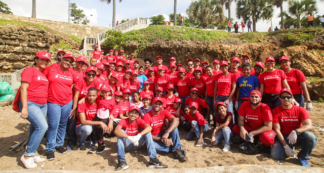 Personal de Scotiabank limpia playa Fuerte San Gil, en SD imagen
