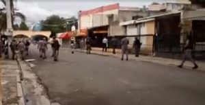 Protesta de trabajadores de la UASD degenera en choque con la Policía