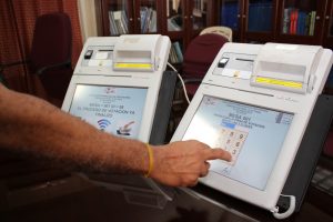 Los precandidatos presidenciales votan todos en Santo Domingo
