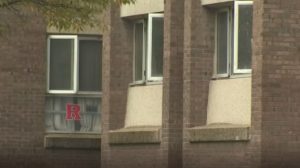 Hombre se cuela en dormitorio de universidad y viola una estudiante