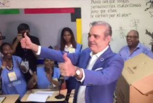 Precandidato Luis Abinader votó en el colegio Babeque, del Distrito Nacional
