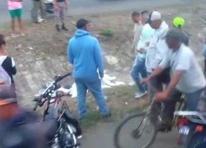 BONAO: Dos haitianos mueren arrollados por un auto en autopista Duarte