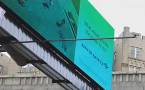 Adriano Espaillat exige a compañía de tren retire letrero obstaculiza visión