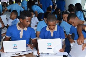 Educación concluye jornada entrega de computadoras a estudiantes