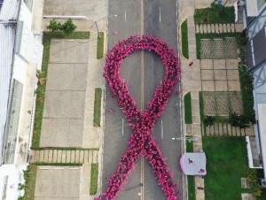 Gran Lazo humano en prevención cáncer de mama imagen