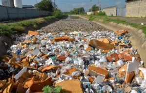 En Santiago canales de riego han sido convertidos en vertederos