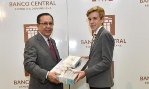 Banco Central entrega los premios “Máxima excelencia estudiantil 2019”