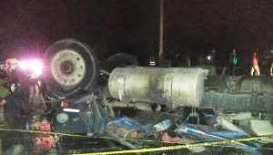 AZUA: Choque entre un camión y una patana deja cinco personas muertas