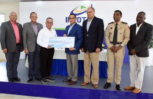 INFOTEP entrega cheque para construcción de edificio en SFM