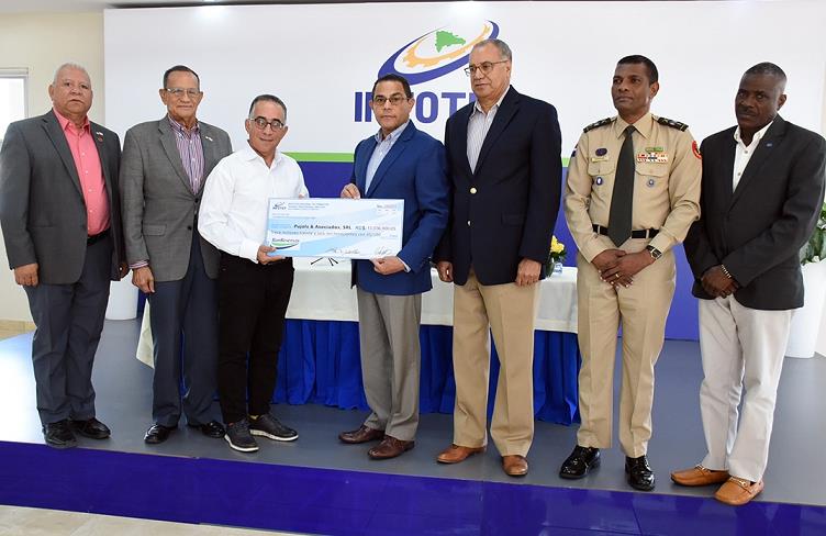 INFOTEP entrega cheque para construcción de edificio en SFM imagen