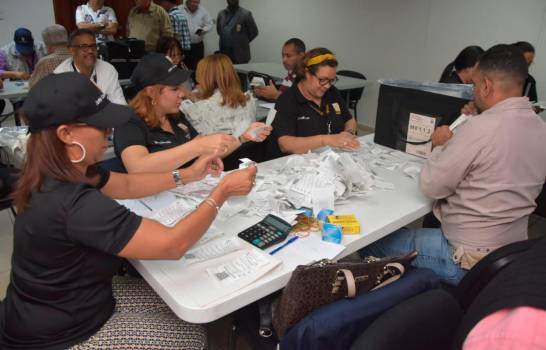JCE inicia conteo manual de votos de las primarias en Santiago imagen