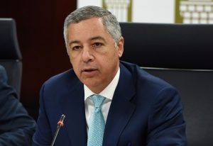 Ministro de Hacienda admite situación política afecta la economía de la RD