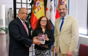 MADRID: Embajada RD dona cien libros a biblioteca de la AECID MADRID: Embajada RD dona cien libros a biblioteca de la AECID