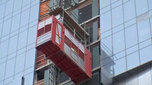 Un dominicano muerto y dos heridos en accidente de elevador