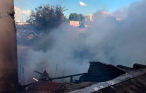 En Santiago fuego destruye cinco viviendas y afecta otras dos