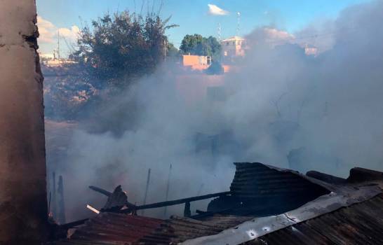 En Santiago fuego destruye cinco viviendas y afecta otras dos imagen