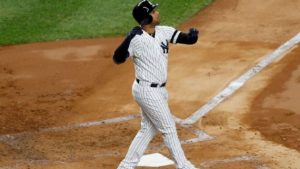 Yankees madrugan a Verlander y aún respiran en la Serie Mundial