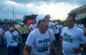 Familiares de hombre condenado por matar su padre lo defienden