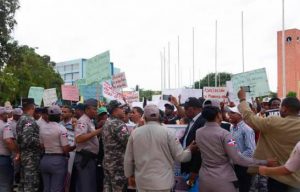 Desalojan por la fuerza campesinos El Seibo se manifestaban frente Palacio