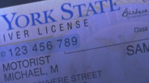 Licencias conducir para indocumentados en NY quedan en manos de jueza
