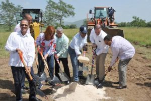 EL SEIBO: Inician construcción plaza taurina y cultural seibana