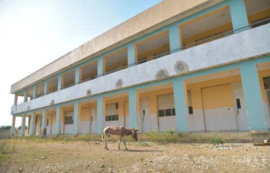 Exigen terminación de una escuela en el municipio de Villa González imagen