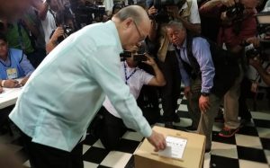 Hipólito Mejía fue el primero de los aspirantes que votó en las primarias Hipólito Mejía fue el primero de los aspirantes que votó en las primarias