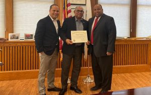 Lawrence declara Huésped Distinguido al periodista dominicano Rafael Santos