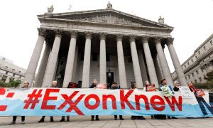 Activistas protestan contra Exxon Mobil ante Corte Suprema de Nueva York