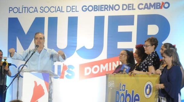 Abinader promete duplicar cobertura de asistencia social a las mujeres imagen