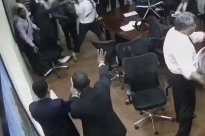 Colegio de Abogados RD somete a “turba” que causó daños en local imagen